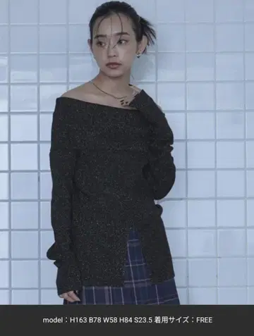 다크 그레이 오프숄더 스웨터 FREE