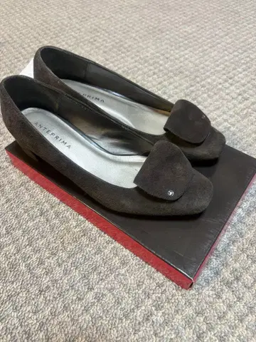 ANTEPRIMA 다크 브라운 로우힐 펌프스