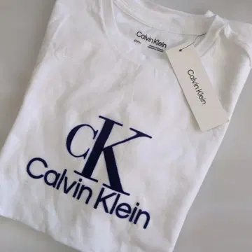 Calvin Klein 화이트 T셔츠 cK 입체 로고 M