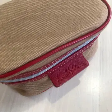 케사란파사란의 메이크업 파우치입니다.