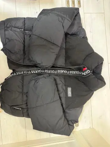 GUESS 블랙 다운 자켓 M 사이즈 새상품급