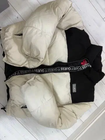 GUESS 다운 자켓 M 화이트와 블랙