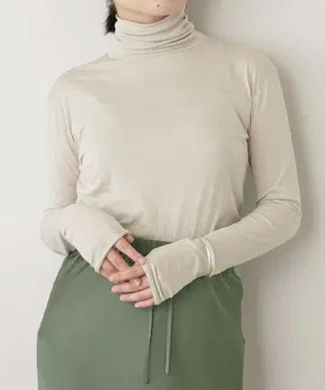[새상품급] 윔 가젯 컷 터틀넥 풀오버 라이트 베이지