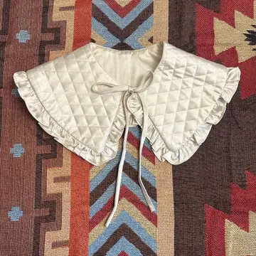 탈착식 옷깃 퀼팅 프릴 화이트 실크