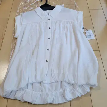 스콧 클럽 [ 74 ] CLOVE 화이트 슬리브리스 셔츠 프릴 밑단