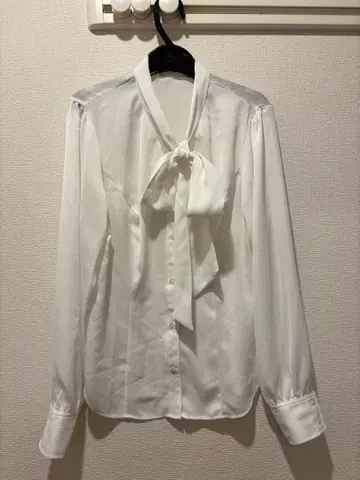 화이트 리본 포함 긴팔 셔츠 U65 overE