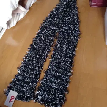 Handmade 초롱 머플러 블랙과 화이트 프릴 머플러