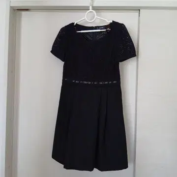 블랙 레이스 반팔 무릎 기장 원피스