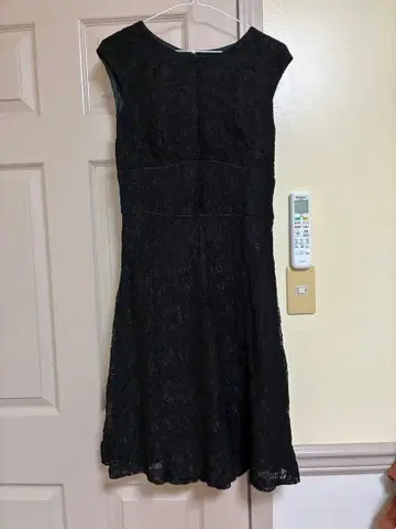 블랙 레이스 슬리브리스 무릎 기장 원피스