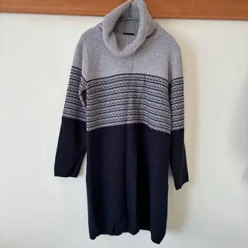 그레이와 네이비 터틀넥 니트
