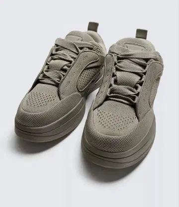 새상품급 ZARA 유즈드 가공 청키 스니커즈 42 (27.0cm)