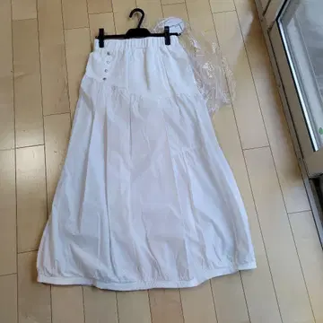 스콧 클럽 [ 77 ] LASUD 이소재 화이트 플레어 스커트 4버튼