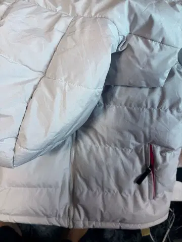 화이트 다운 자켓 후드 부착