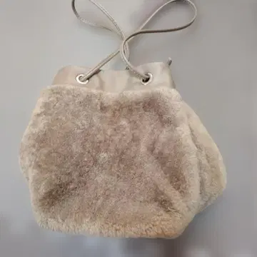 ANAYI 베이지 퍼 숄더백