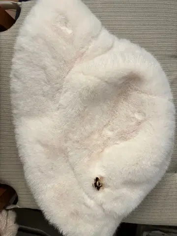 MARYQUANT 화이트 볼륨 퍼 라운드 햇