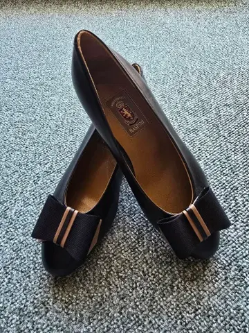 리본 포함 블랙 플랫 펌프스 RASPINI