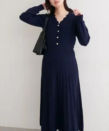 내추럴 꾸뛰르 스캘럽 플리츠 니트 원피스