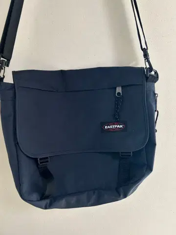 EASTPAK 메신저 백 네이비
