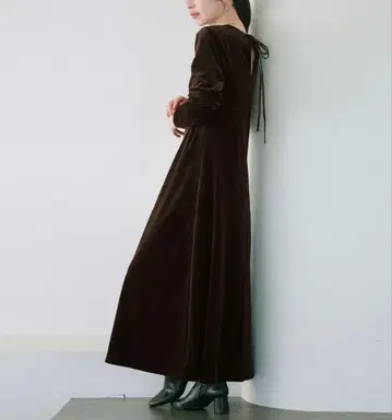 ur's 백리본 핏앤플레어 벨로아 원피스