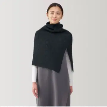 목의 까슬거림을 억제한 울 혼방 리브 판초 차콜 그레이