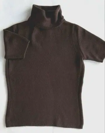 두께감 있는 캐시미어 스웨터 터틀넥 반팔 니트