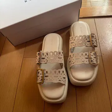 RANDA 화이트 샌들 컷 아웃 디자인