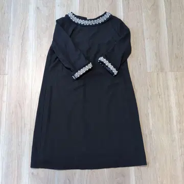 비즈 장식 블랙 긴팔 A라인 원피스