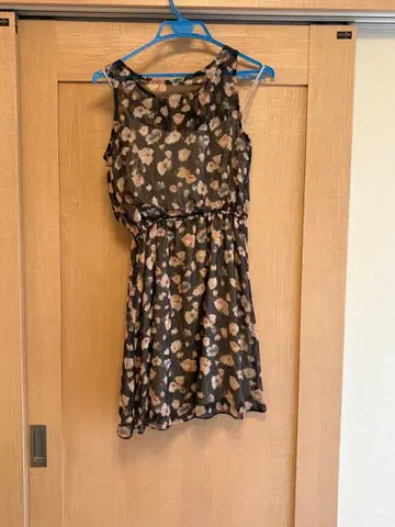 배너 바렛 플라워 프린트 원피스