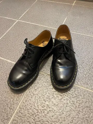 Dr. Martens 3홀 부츠