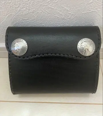 블랙 가죽 접이식 지갑 버튼 포함