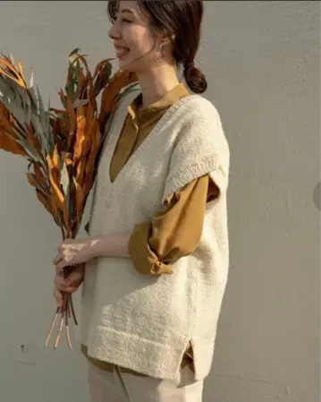 어반 리서치 아이보리 V넥 니트 베스트