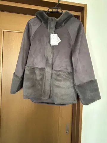 새상품 MEDOC 무스탕풍 보아 코트 차콜 그레이 정가 29,000엔