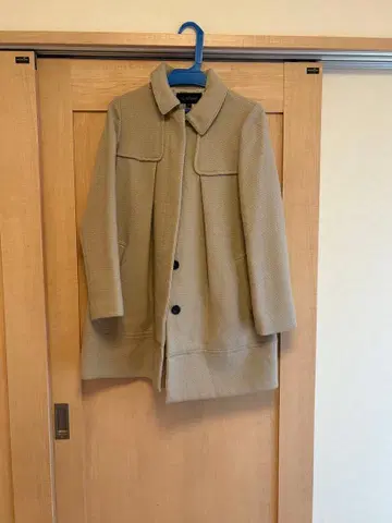 베이지 롱 코트 버튼 포함