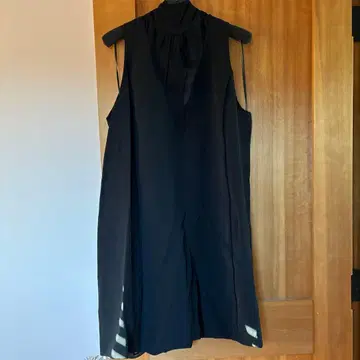 MNG 슬리브리스 블랙 원피스