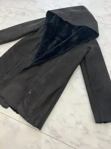 스콧 클럽 후드 부착 블랙 무스탕 코트