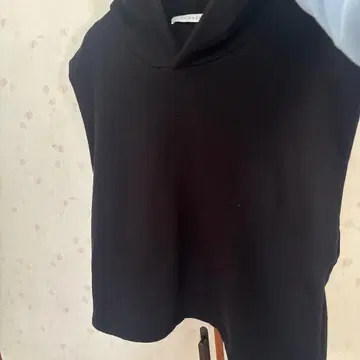 CHIGNON 블랙 후드 부착 슬리브리스 후드티