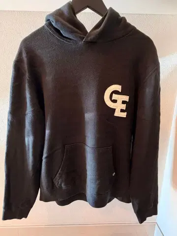 GOODENOUGH 펠트 로고 후드티