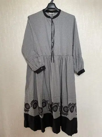 새상품 그레이 / 하운드투스 꽃무늬 자수 긴팔 원피스