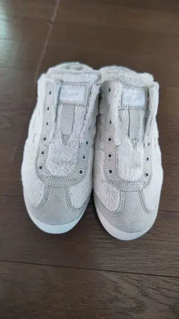 퍼 소재 슬립온 스니커즈 그레이