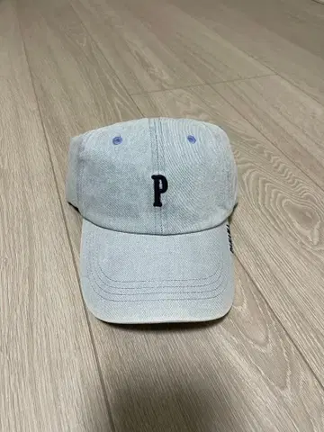 그레이의 P 로고 캡과 브라운 캡 세트