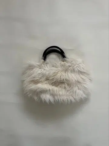 화이트 퍼 핸드백