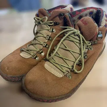 레트로 브라운 스웨이드 미들컷 신발