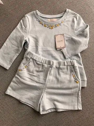 비즈 장식이 있는 라이트 블루 셋업