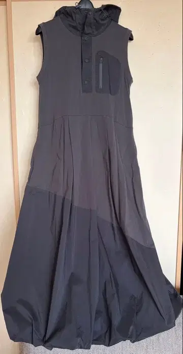 LASUD 후드 부착 슬리브리스 롱 원피스