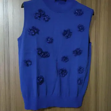 야마다야 2026 FENNEL 파란 꽃 장식 슬리브리스 스웨터