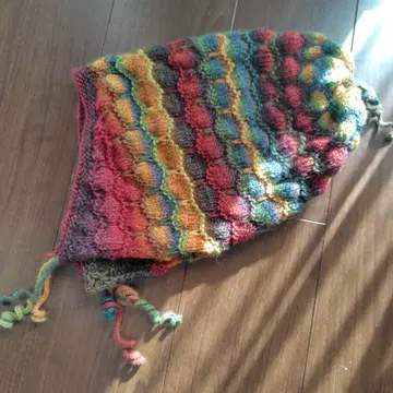 다색 스캘럽 뜨기 모자