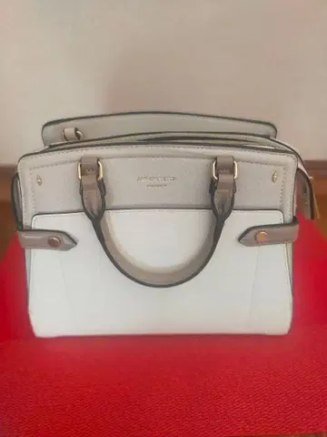 화이트 핸드백 내 포켓 부착