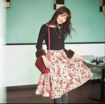 꽃무늬 플레어 스커트 (무릎 기장)