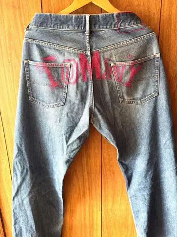 Tommy 자수 다크 블루 데님 팬츠