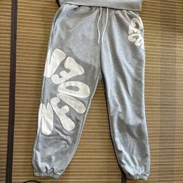 그레이 맨투맨 후드티와 팬츠 셋업